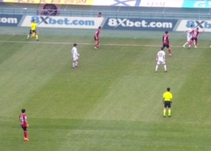 نهاية الشوط الأول من الدوري الكوري الجنوبي: سجل كيم غون هي هدفاً في اكتساح، جانجوون مؤقتاً 1-0 سيول