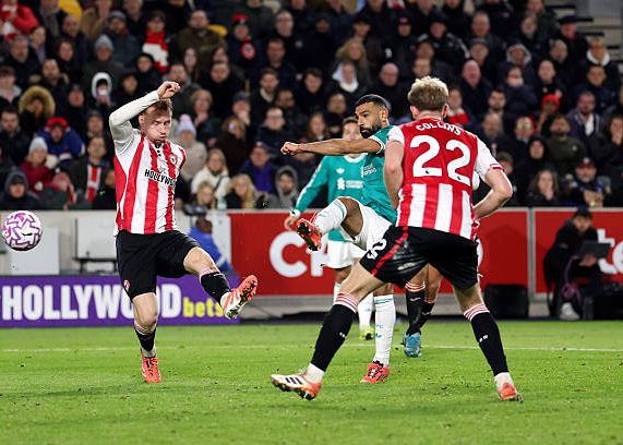 إحصائيات صلاح ضد النحل: 4 تسديدات، 2 هدف، 1 هدف، 1 تمريرة حاسمة، 3 أخطاء