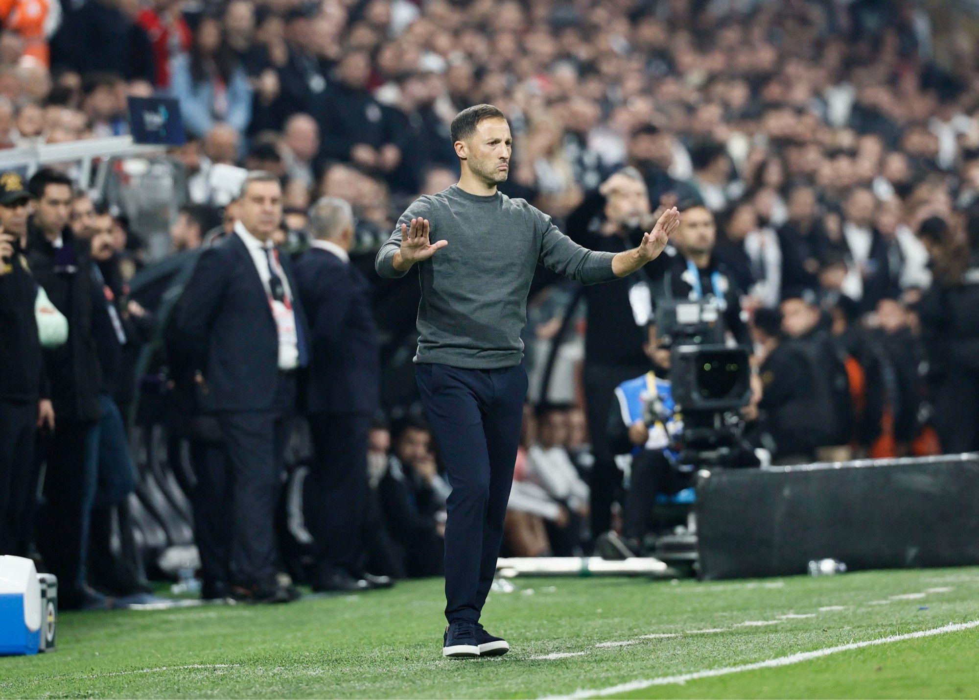 وسائل إعلام تركية: مديرو فنربخشه يعتزمون العفو عن كاهفيتش وبراون لكن تيديسكو رفض ذلك