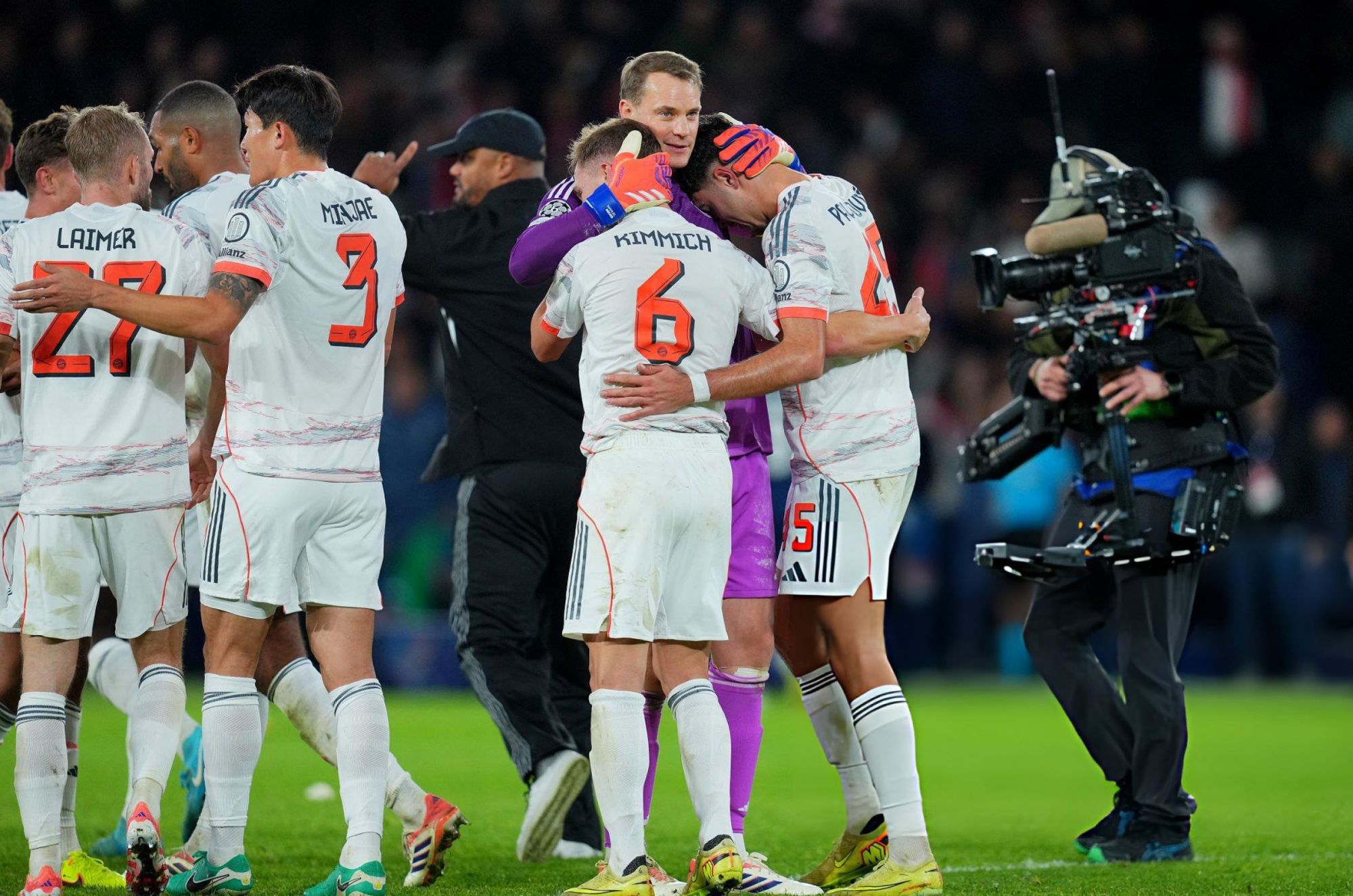 الرئيس التنفيذي لبايرن: اللعب ضد باريس سان جيرمان يشبه نهائي دوري أبطال أوروبا. تثبت هذه المباراة أننا قادرون على الهجوم بشكل جيد والدفاع بشكل جيد.