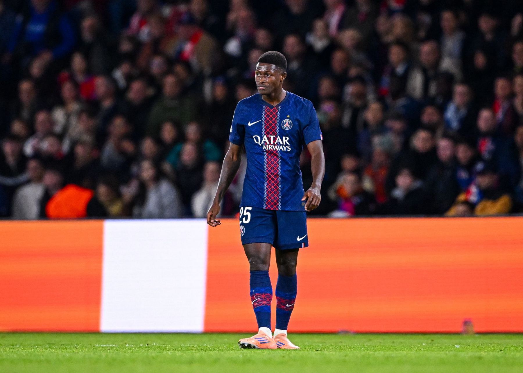 مسؤول باريس: أشرف وديمبيلي ومينديز سيغيبون لعدة أسابيع بسبب الإصابات