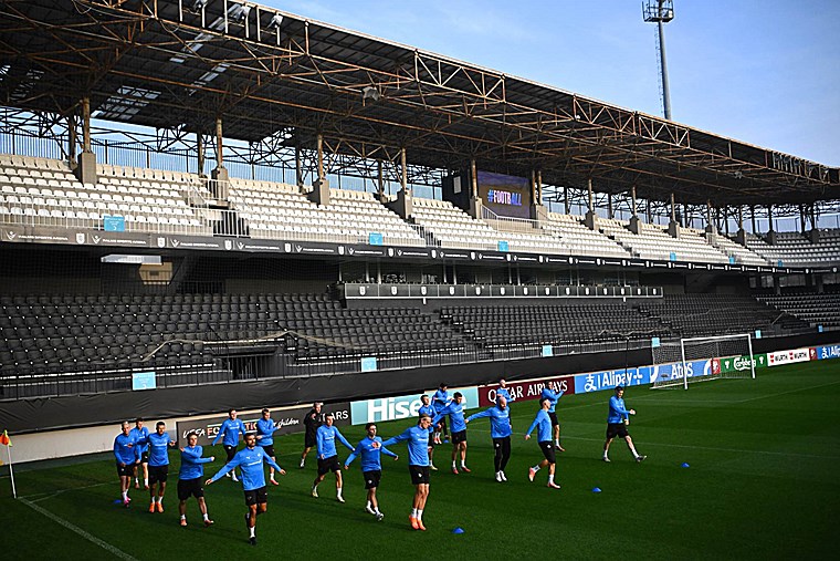 الاتحاد الأيسلندي لكرة القدم: توجه نحو 30 مشجعاً أيسلندياً إلى ملعب الفريق الزائر لتشجيع الفريق.