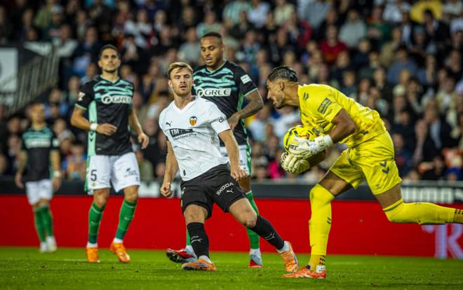 بلتران مهاجم فالنسيا: يقول بعض الناس أننا نريد التخلص من المدرب، وهو أمر لا يصدق