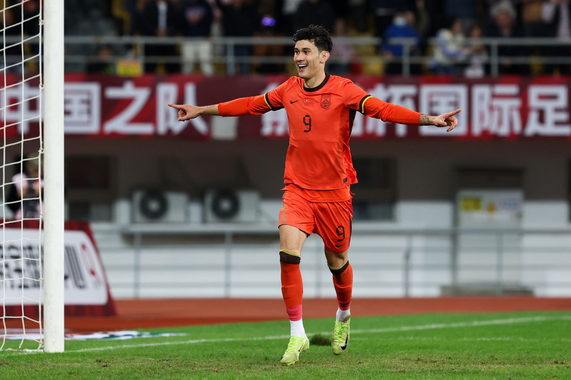 أداء بايهي لامو طوال الوقت: تلقي تمريرة حاسمة من ليو هاوفان لكسر الجمود، ثم سجل بكعبه لإكمال النقر المزدوج.