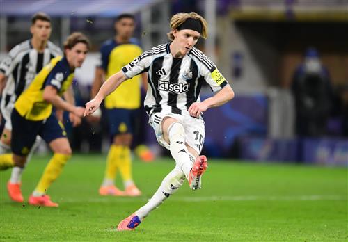 الدوري السعودي vs نيوكاسل يونايتد