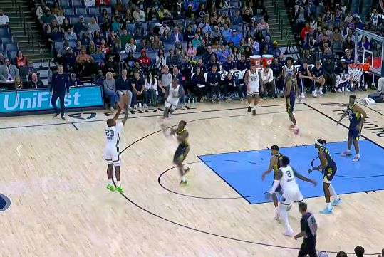 وسجل كاورد 15 نقطة في تسديد 5 من 6 في الربع الثالث. وتقدم جريزليز على بيسرز برصيد 43 نقطة في الربع و19 نقطة.