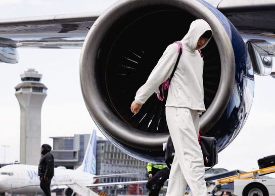 هيا بنا نتوجه إلى ملعب الفريق الزائر! ونشرت وسائل التواصل الاجتماعي الرسمية لفريق تريل بليزرز صورا، وظهر يانغ هانسن في الصورة