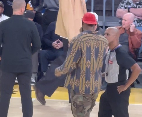 ماذا قيل؟ ونزل جيمس إلى الملعب للتواصل مع الحكام خلال فترة الاستراحة.