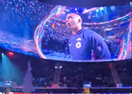 أثناء اللعب مع كليبرز مرة أخرى على أرضه، وجه المشجعون هتافات لبول تصم الآذان