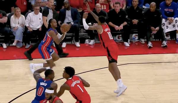 ضرب دورين آمين طومسون في وجهه بمرفقه وتم إطلاق صفير عليه بسبب انتهاك صارخ من الدرجة الثانية وتم طرده.