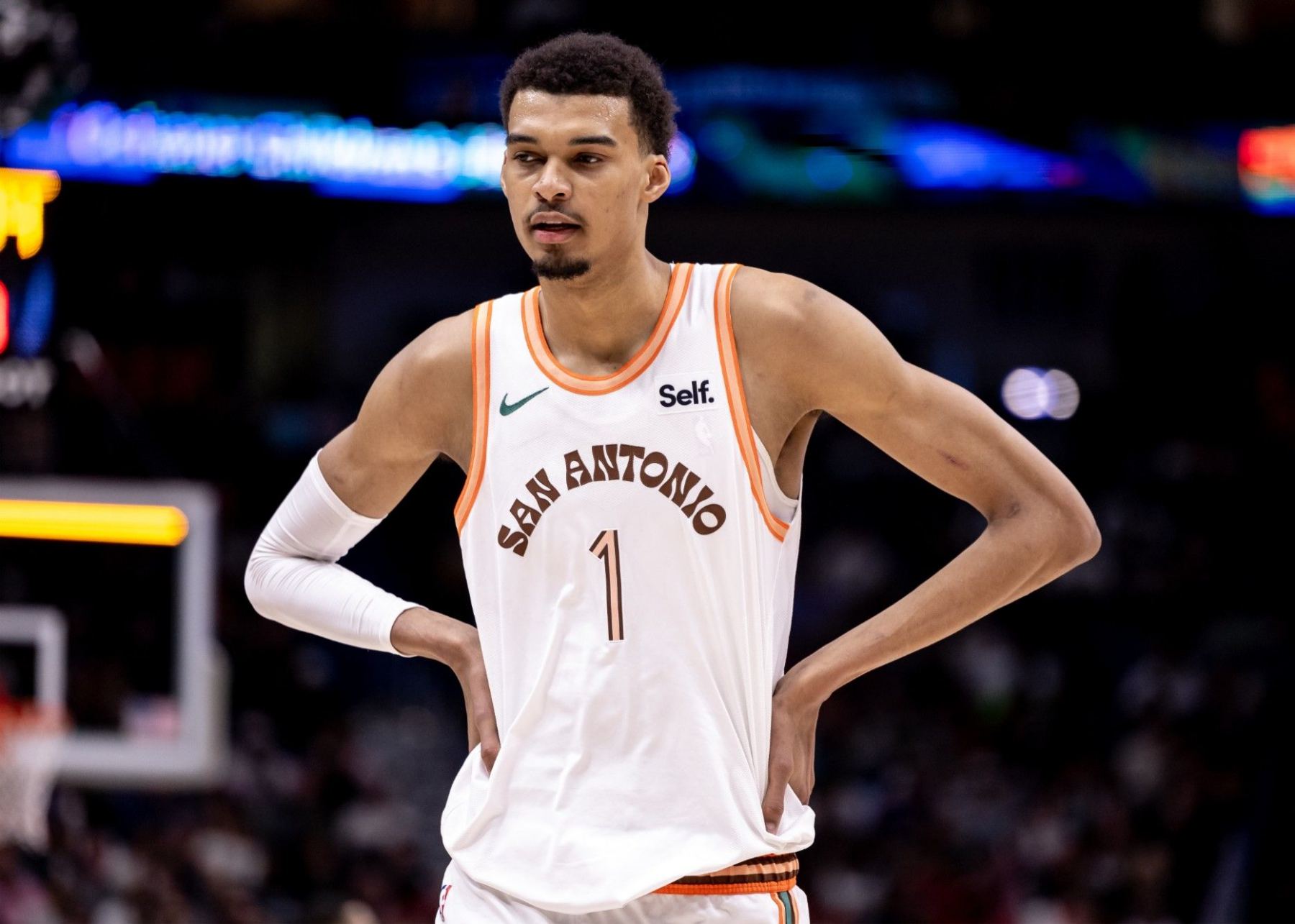 ستة أخطاء غادرت الملعب في اللحظة الحاسمة! وسجل بونياما 19 نقطة و8 متابعات و3 تمريرات حاسمة في 9 من 11 رمية حرة.