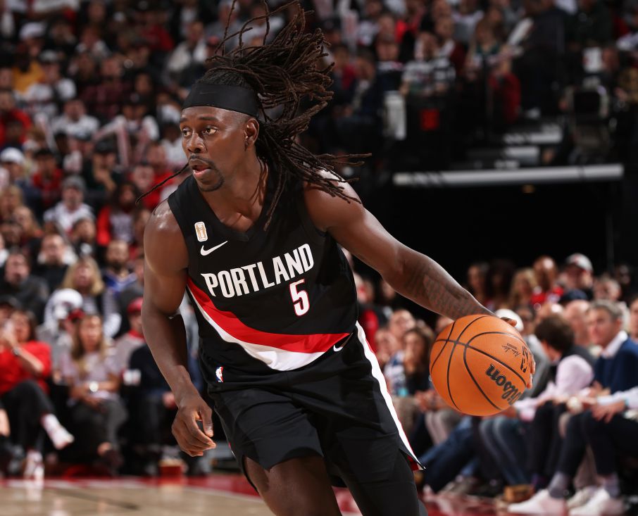 وسجل هوليداي 22 نقطة بـ 6 رميات ثلاثية و10 نقاط في الربع الأخير بالإضافة إلى رميتين حرتين ليقتل المباراة.