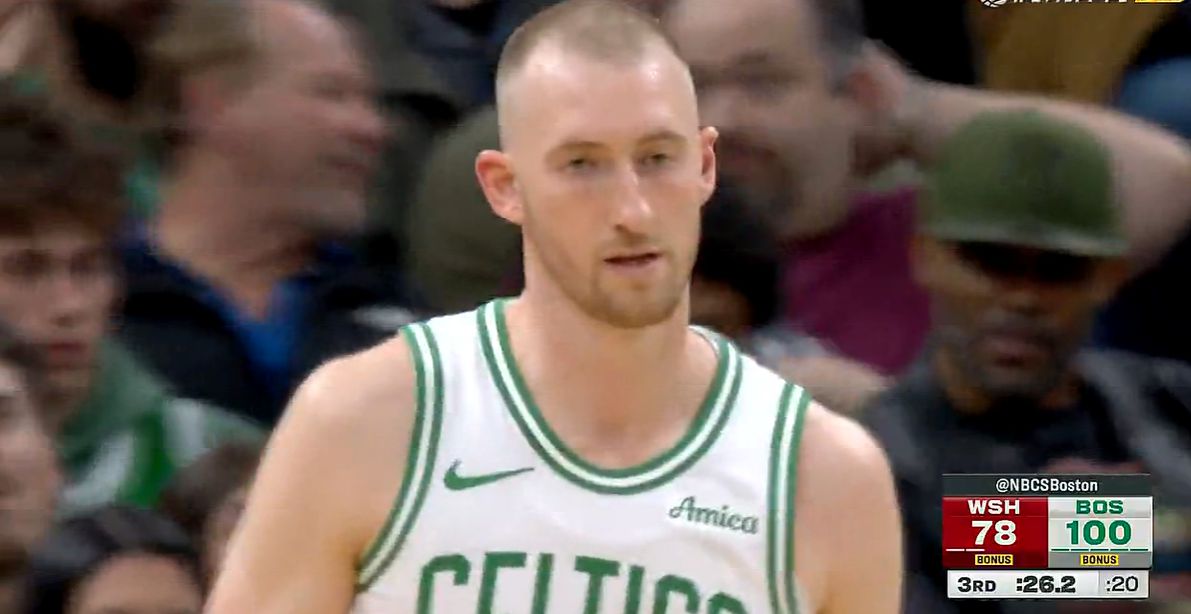 الهجوم يندلع! وسجل فريق سلتكس 102 نقطة في ثلاثة أرباع، مقتربًا من متوسط نقاطه في المباراة الواحدة هذا الموسم.