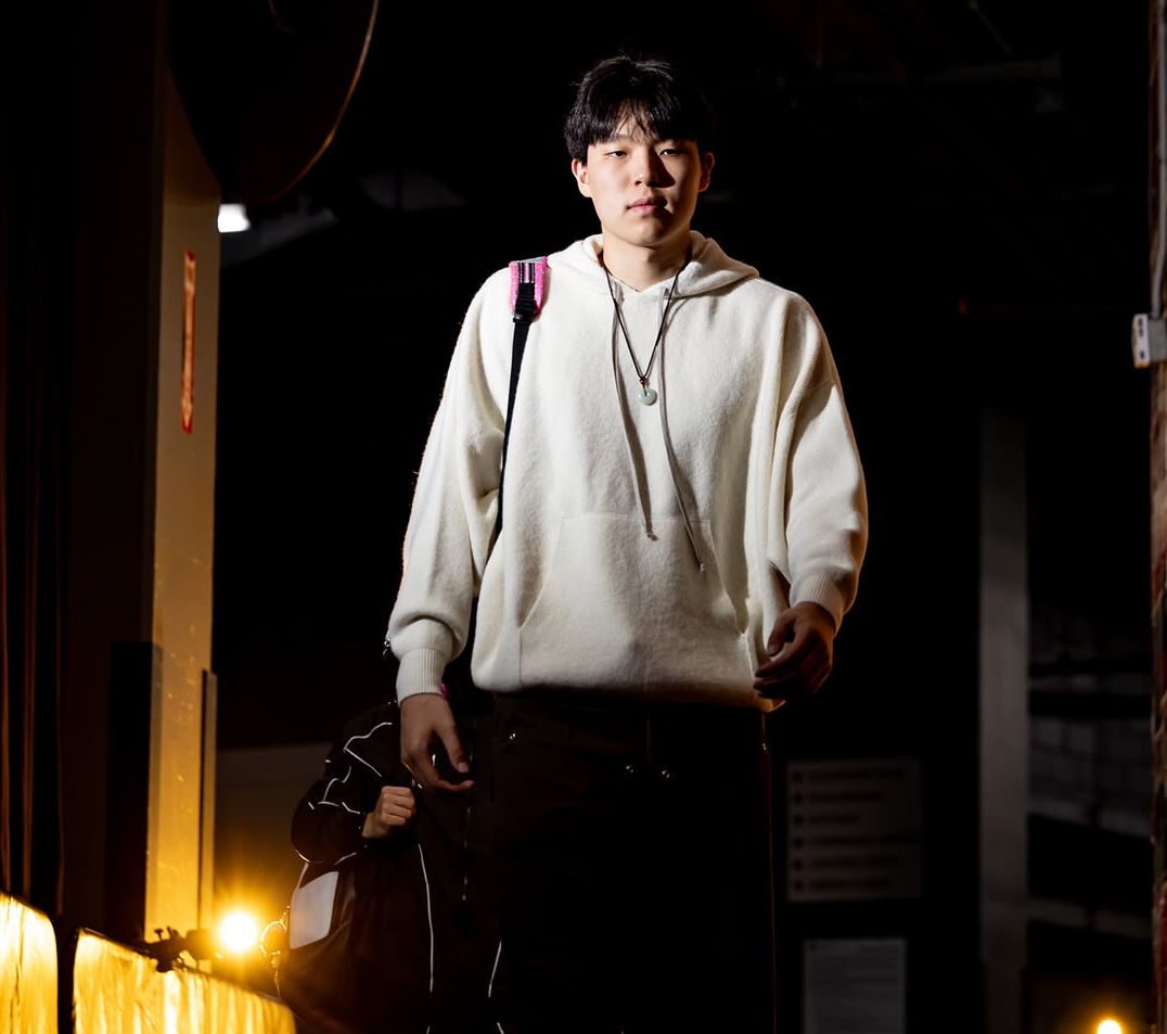 نشرت وسائل التواصل الاجتماعي لفريق Trail Blazers صورًا ليانغ هانسن وهو يدخل قبل المباراة: سترة بغطاء للرأس بيضاء وحقيبة مدرسية وردية