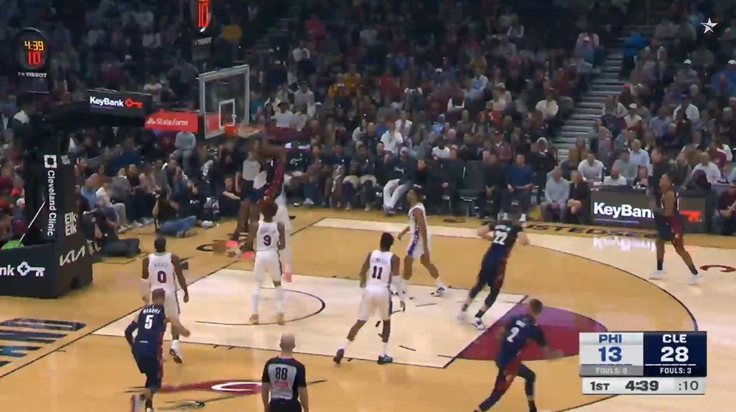 السيطرة على الكرة الساخنة! وسجل ميتشل 15 نقطة في تسديد 4 من 5، وتقدم كافالييرز على 76ers برصيد 14 نقطة في الربع الأول.