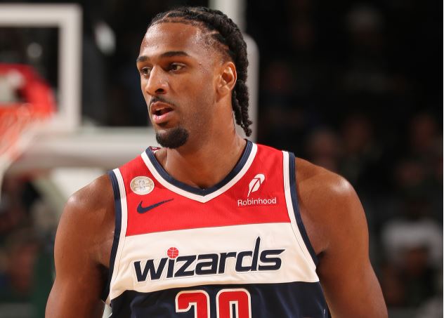 ابذل قصارى جهدك! وسجل سار 25 نقطة في 10 من 15 تسديدة واستحوذ على 11 كرة مرتدة.