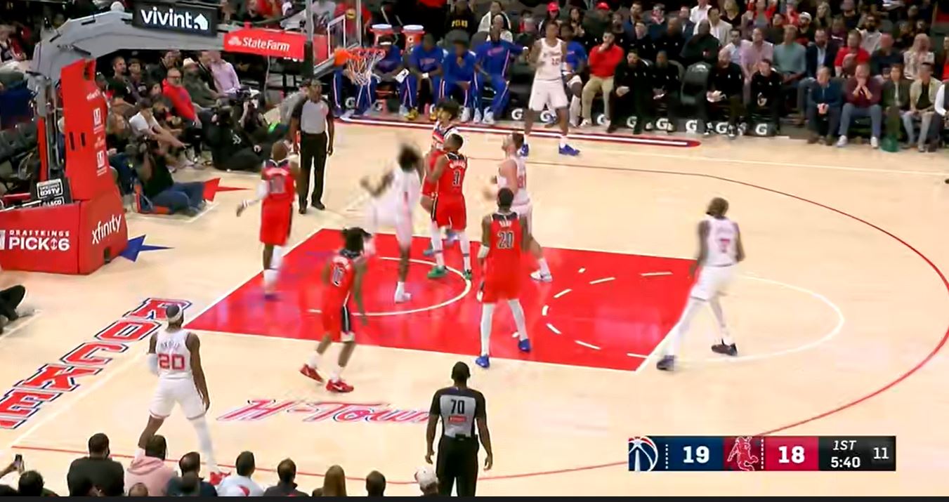 الحالة التنافسية جيدة! وسجل ديورانت 16 نقطة في تسديد 5 من 8 في الربع الأول وساعد روكتس على التقدم برصيد 11 نقطة.