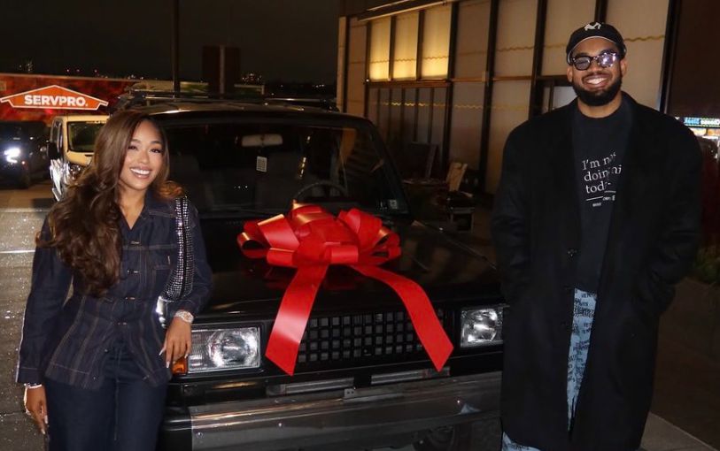 عثرت صديقة تاونز على السيارة القديمة التي كانت والدتها تقودها قبل 30 عامًا كهدية لعيد ميلادها الثلاثين