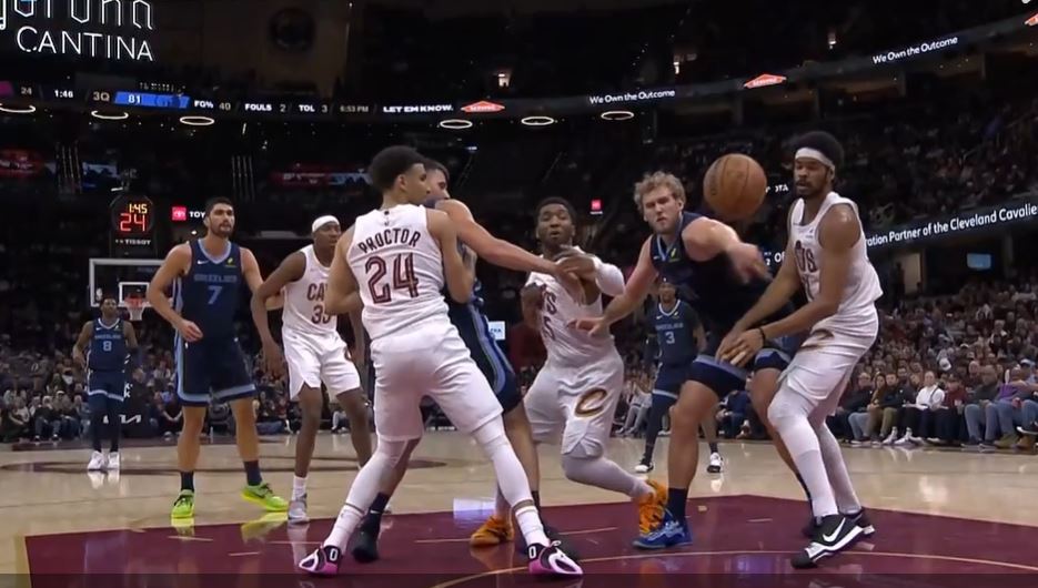 استعادة بعض الشعور بالسيطرة على الكرة! وسجل ميتشل صفر نقطة في الربع الثاني و 6 نقاط في الربع الثالث