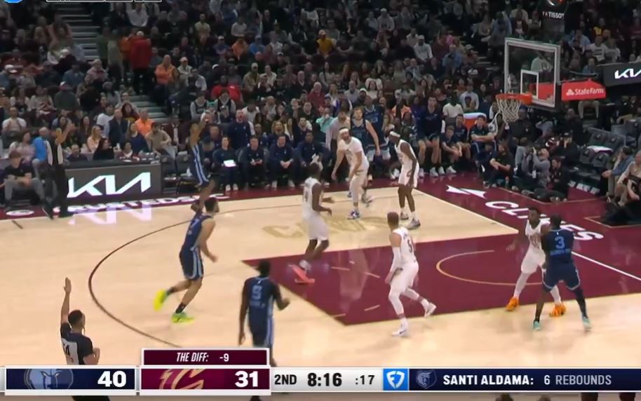 الكثير من الرميات الحرة! وسجل جارين جاكسون جونيور 17 نقطة من 10 من 11 رمية حرة في الشوط