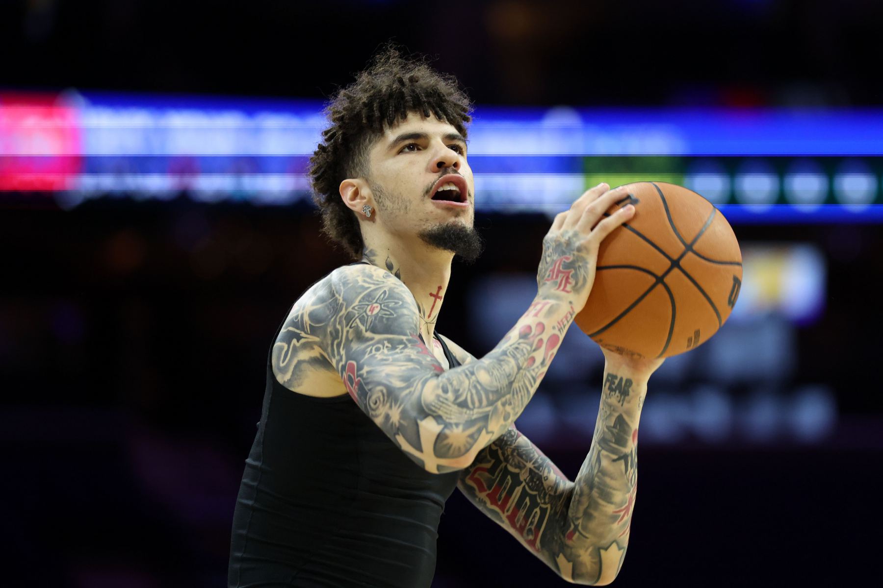 تحديث تقرير هورنتس عن الإصابة: خرجت الكرة بسبب إدارة الإصابة، وعاد كالكبرينر إلى المباراة