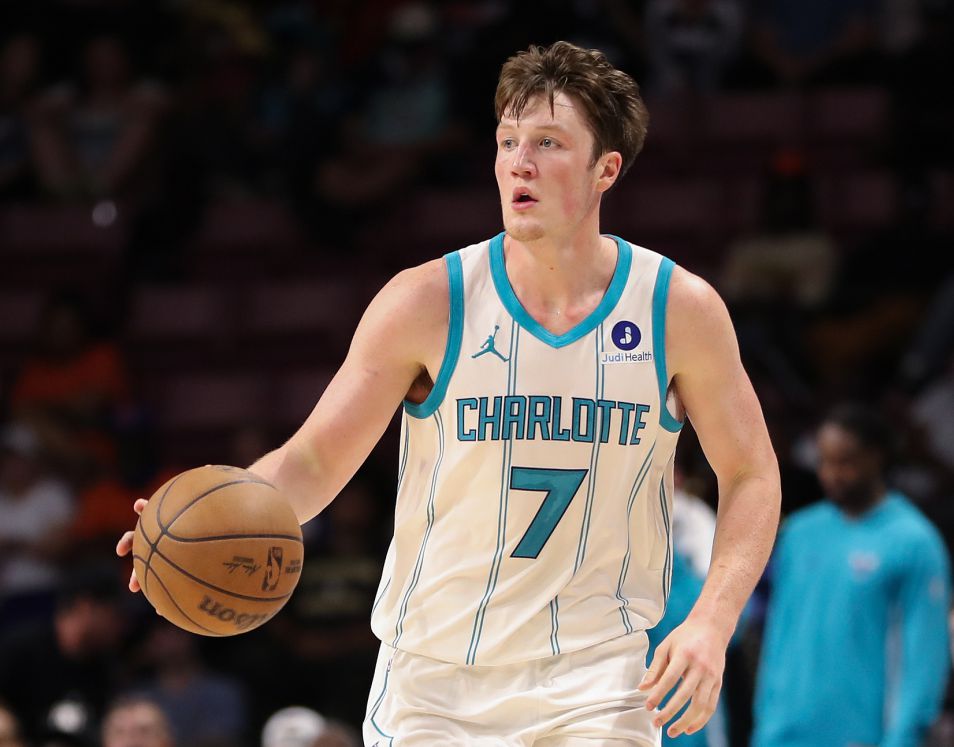 نصف ملعب الفريق المضيف! دعا نيبل 2000 من أصدقائه لمشاهدته وهو يلعب مع فريق باكس